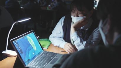 柳川高中的學(xué)生正在思考