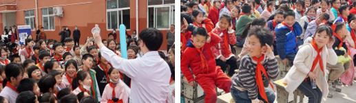 黃湖小學(xué)活動現(xiàn)場圍觀實驗的同學(xué)們<左>              黃湖小學(xué)認(rèn)真觀看表演的同學(xué)們<右>