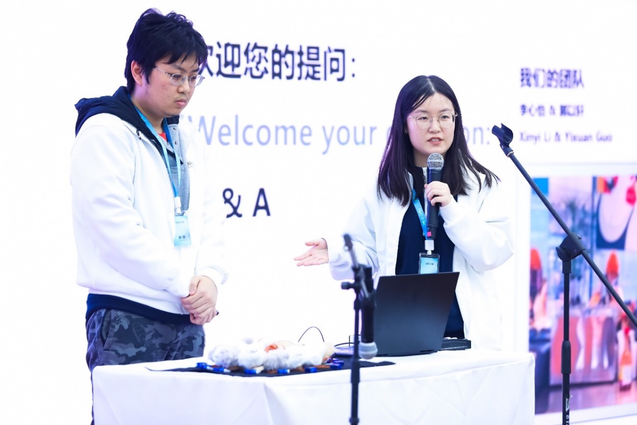 創(chuàng)客上臺演示