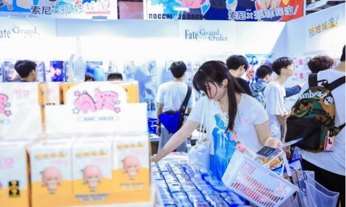 動畫粉絲在Aniplex Shanghai展臺挑選周邊商品