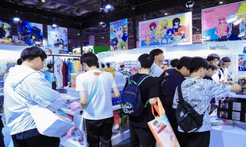 動畫粉絲在Aniplex Shanghai展臺挑選周邊商品