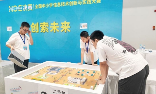 選手正在賽桌上進(jìn)行測(cè)試