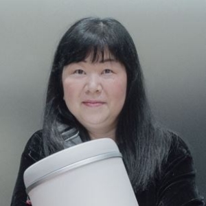 Kuniyo Oishi 索尼全球解決方案公司，樂器開發(fā)導(dǎo)師，聽障人士 失去聽力后，我以為自己這輩子都無法享受音樂了。但在演奏抱抱鼓時，我發(fā)現(xiàn)自己在想：“哇，音樂真的很有趣！” 這種興奮感我已經(jīng)很久沒有感受過了。 能和大家一起分享這份喜悅和興奮，我感到無比幸福。