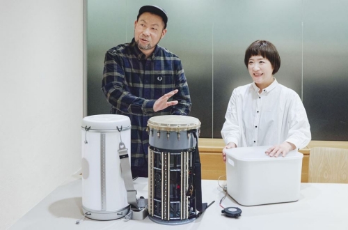 從右到左： 使用儲物箱和低音炮制作的模型； 暴露著PVC管和LED的初代原型；在內(nèi)部進(jìn)行體驗(yàn)展示的第二代原型。
