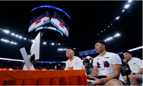 李添榮和李弘權(quán)參與《NBA 2K24》游戲環(huán)節(jié)