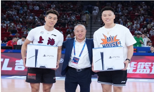 吉田武司為李添榮和李弘權(quán)贈送PlayStation 5游戲主機(jī)