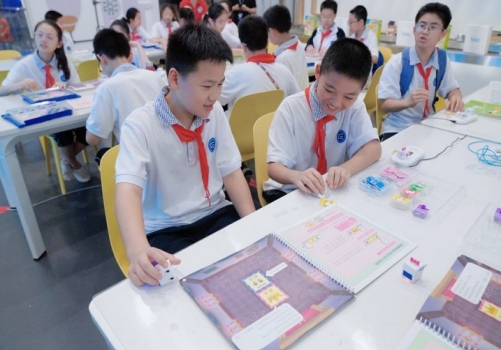 在湖北省科技館的創(chuàng)客空間，還開(kāi)展了 toio?創(chuàng)意編程課程。toio?編程課程通過(guò)索尼創(chuàng)意機(jī)器人套件搭配《出發(fā)！探索編程世界》專用主題，讓同學(xué)們通過(guò)動(dòng)手?jǐn)[放編程卡片，了解機(jī)器人編程的基本原理，不僅能激發(fā)編程興趣，還能培養(yǎng)他們的邏輯思維和問(wèn)題解決能力。