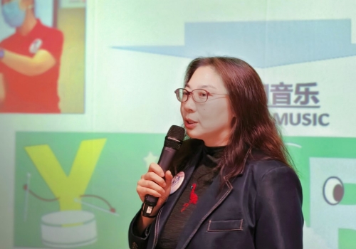 索尼（中國）可持續(xù)發(fā)展部總監(jiān)趙威女士介紹“索尼 夢(mèng)想教室”項(xiàng)目