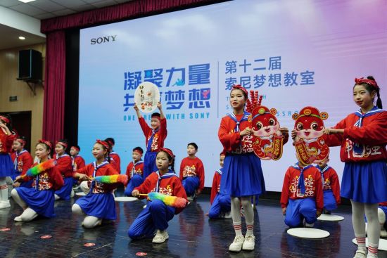 涼塘小學(xué)校的孩子們表演舞蹈《年味》