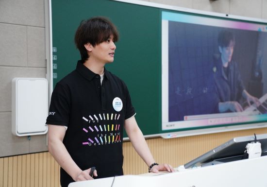 藝人志愿者張黎為孩子們上音樂課