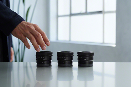 左起：FE 50mm F2.5 G、FE 40mm F2.5 G、FE 24mm F2.8 G