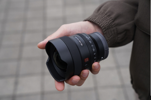 FE 14mm F1.8 GM鏡頭尺寸僅為約83mm x 99.8mm，重量僅為約460g