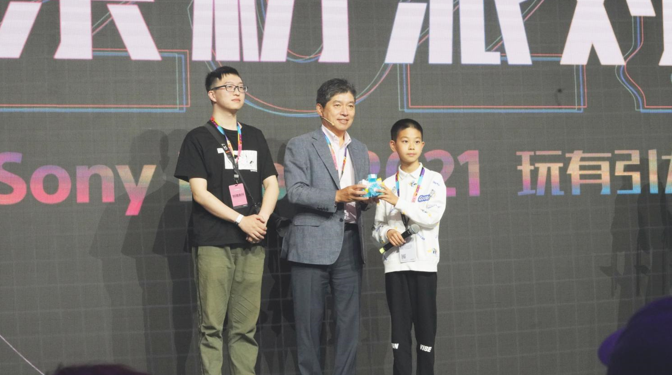 小選手將精心準備的禮物送給高橋洋先生
