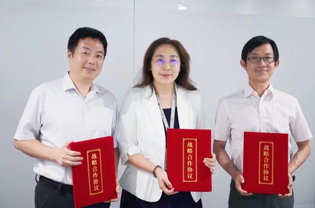 三方舉行簽約儀式（從左到右依次為北京智學(xué)恒通商貿(mào)有限公司總經(jīng)理孫新陽、索尼（中國）有限公司中國教育事業(yè)部總經(jīng)理趙威、北京碼高教育科技有限公司首席執(zhí)行官王好強