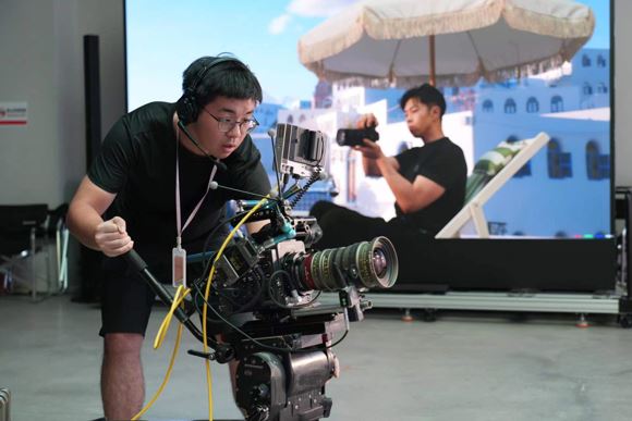 攝影師用索尼CineAltaV 2電影攝影機(jī)進(jìn)行虛擬拍攝