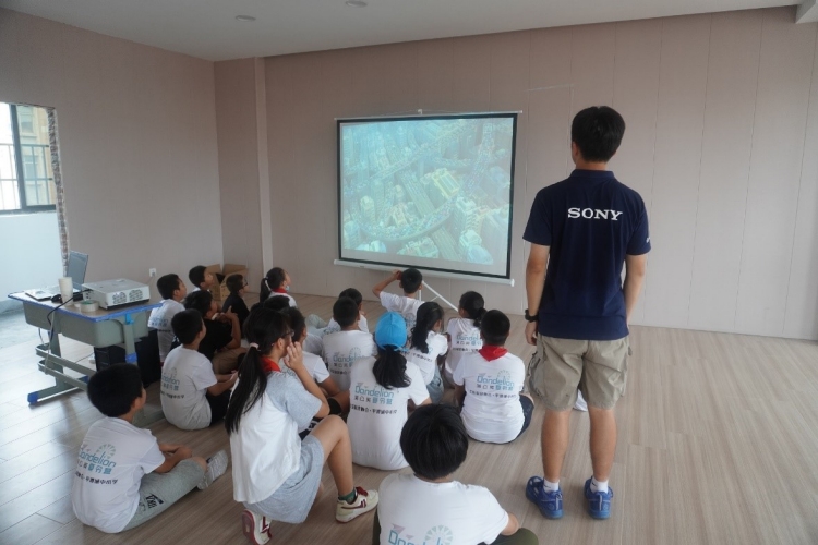 北京大學(xué)“青嵐支教隊”在福建福州市平潭城中小學(xué)的“索尼夢想教室”上課