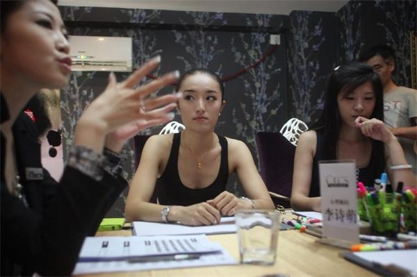 圖為參選者在等待選拔。