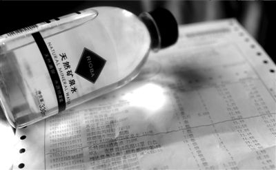 長綠苔的礦泉水和超市購物清單。 京華時(shí)報(bào)記者 王苡萱 攝