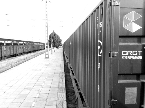 此次班列跟車工作人員@就著米飯吃面條發(fā)微博說：一路走來，每個(gè)?？空镜墓ぷ魅藛T都在夸我們的集裝箱。