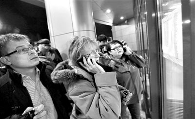 11月17日，俄羅斯喀山機場，一些人在查看航站樓上貼著的遇難者名單，他們可能是遇難者的親屬。