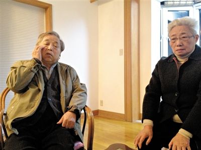 前晚，年過七旬的劉光嘉及妻子向記者講述強(qiáng)拆經(jīng)過。