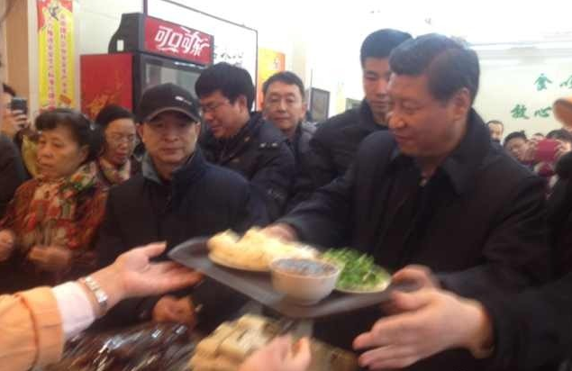 習(xí)近平周末現(xiàn)身包子鋪 排隊(duì)購(gòu)買平易近人