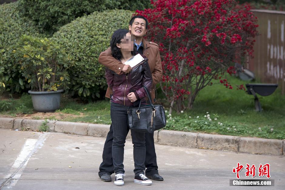 4月8日，劫持者與警方對(duì)峙。