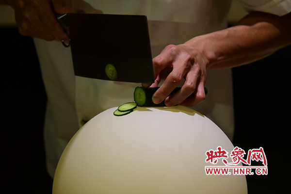 在面團(tuán)氣球上切菜。