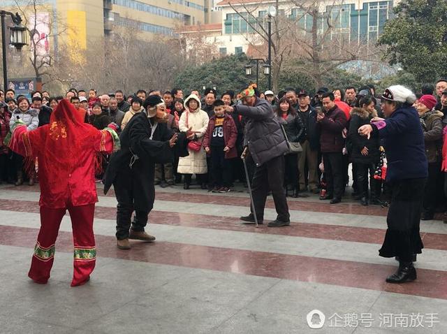 洛陽大叔扮豬八戒 一個(gè)動(dòng)作令人臉紅