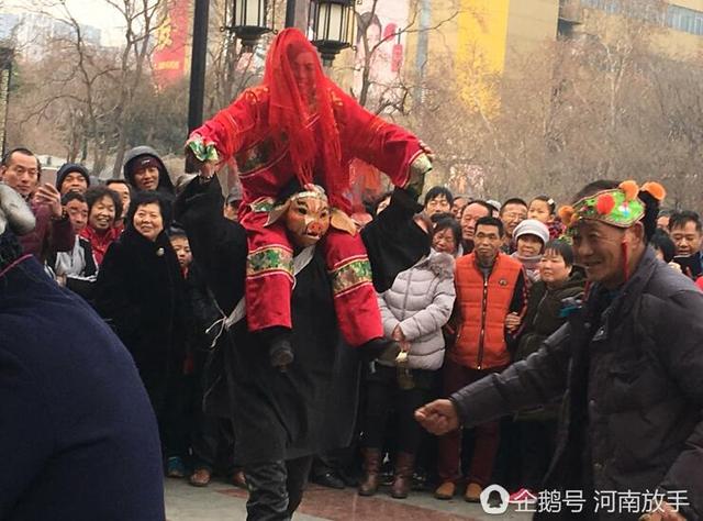 洛陽大叔扮豬八戒 一個(gè)動(dòng)作令人臉紅