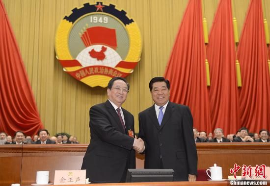 3月11日下午，全國政協(xié)十二屆一次會(huì)議在北京人民大會(huì)堂舉行第四次全體會(huì)議，俞正聲當(dāng)選政協(xié)第十二屆全國委員會(huì)主席。圖為政協(xié)第十一屆全國委員會(huì)主席賈慶林和俞正聲握手，表示祝賀。中新社發(fā) 廖攀 攝