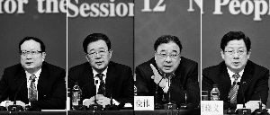 昨天，國務院深化醫(yī)藥衛(wèi)生體制改革領導小組辦公室負責人王保安、孫志剛、馬曉偉、胡曉義（從左至右）就“醫(yī)藥衛(wèi)生體制改革”有關問題回答記者提問。記者王鵬/攝