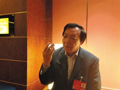 　昨日，在接受采訪時(shí)，何香久強(qiáng)調(diào)，大多公務(wù)員是勤勉工作的。