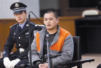 快遞員謊稱(chēng)送件劫殺女歌手 搶1600元后偽造現(xiàn)場(chǎng)