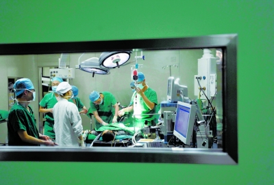 昨晚，醫(yī)生為小進(jìn)進(jìn)做截肢手術(shù)。