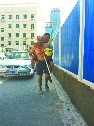 “謝謝，我們身上灰多，怕把車弄臟了”