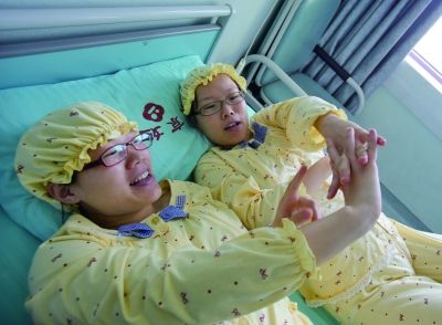 生完寶寶后姐妹倆在床上聊天。