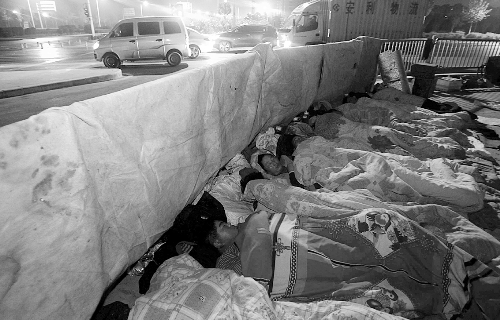 在寒冷的冬夜，為了能省點錢，方便接活，民工們?nèi)运跇蛳隆? complete=