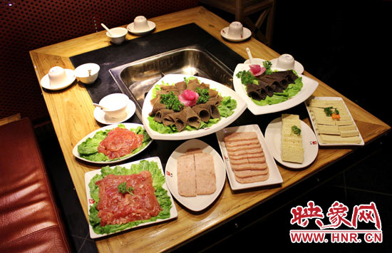 巴奴毛肚火鍋主打的就是半份的菜品。例如這個(gè)巴奴毛肚，整份的是42元，而半份只要21元，既便宜又實(shí)惠。