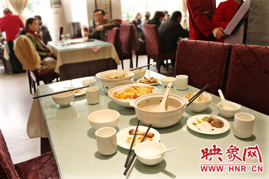 3月22日，阿五美食英協(xié)路店幾位顧客用完餐后，盤子里的食物所剩無幾。