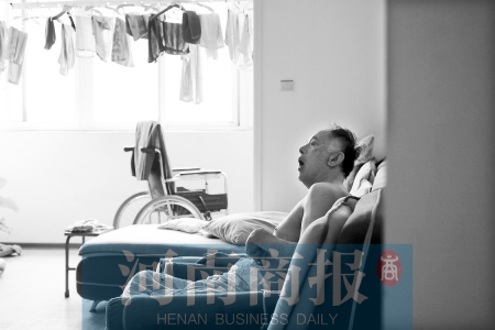 金老先生因偏癱生活不能自理，鄰居說，平時經?？吹阶o工和老人的弟弟前來照顧 實習生 唐韜/攝