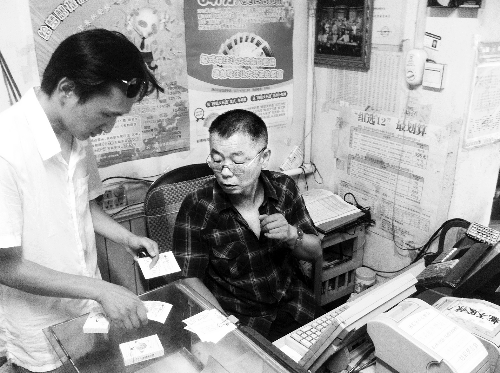 　　站點(diǎn)中出大獎(jiǎng)后前來購(gòu)彩的人絡(luò)繹不絕