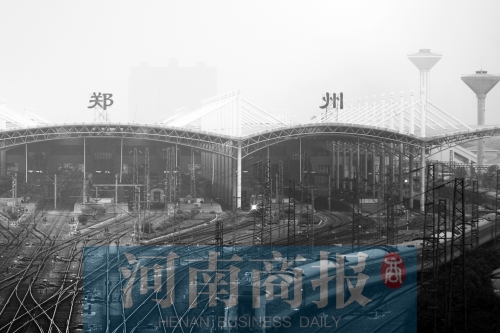 從解放路立交向南望去，火車(chē)站南側(cè)一座高樓在霧霾中若隱若現(xiàn)