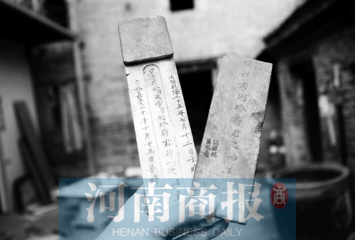 花五松的老宅里，還有祖上留下的牌位