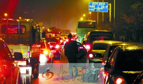 上周五晚上7點多,東風(fēng)東路車輛擁堵,一個多小時只能前行100米。