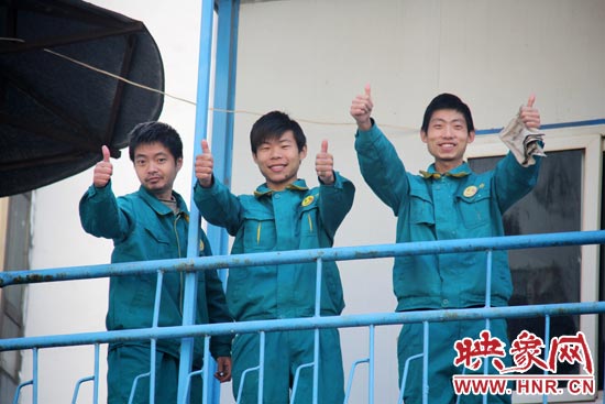 干的好的時(shí)候，他們會(huì)給同伴豎起大拇指