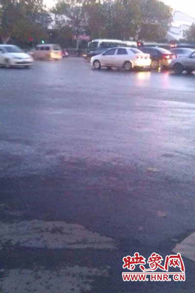 中原路與嵩山路交匯處路面因灑水結冰。（圖片來自網(wǎng)絡）