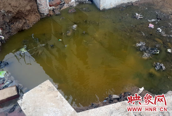 \路旁有一個(gè)水坑，污水不停在往外冒