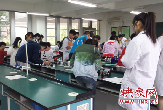 考試采用“一對一”的監(jiān)考方式。