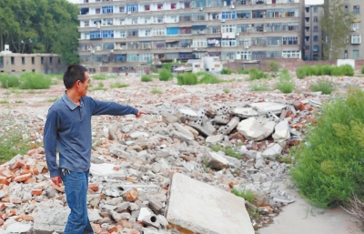 寧寧的父親說(shuō)：女兒就是在這兒被打的。